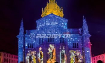 Como-Kathedrale mit Projektion von heiligen Bildern und Sternenhimmel