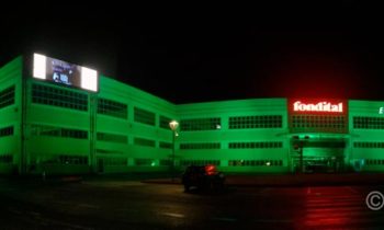 Dekorative Projektionen auf Industriebauten