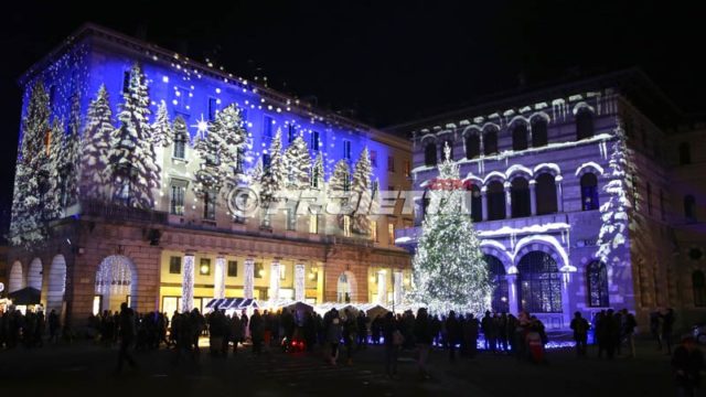 Projektion von verzaubertem Wald - Como Magic Light Festival 2015