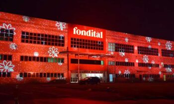 Proiezioni su grandi edifici industriali