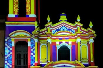 Proiettori per proiezioni mappate su chiesa