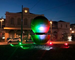 Proiezione del tricolore sulla scultura di Armando testa