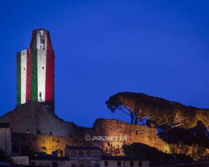 Proiezione del tricolore su torre