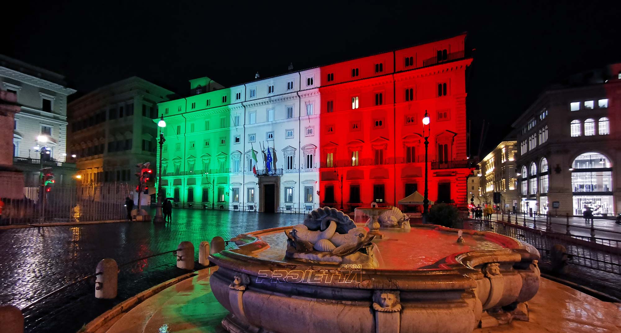 Projektion der italienischen Flagge am Palazzo Chigi - Rom