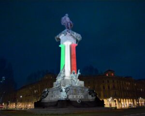 Proiezione del tricolore su monumento
