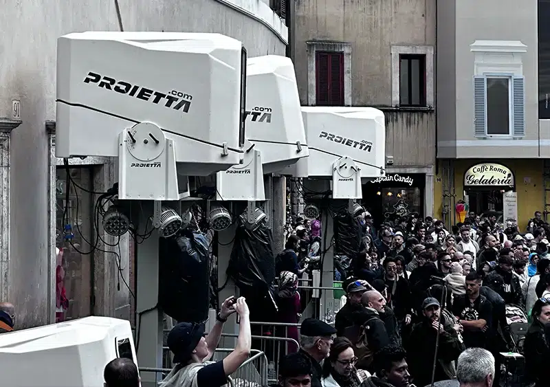 Installazione proiettori per il video mapping sulla fontana di Trevi